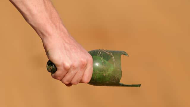 Mit abgebrochener Glasflasche: Mann bedroht Rettungskräfte in Wien-Favoriten